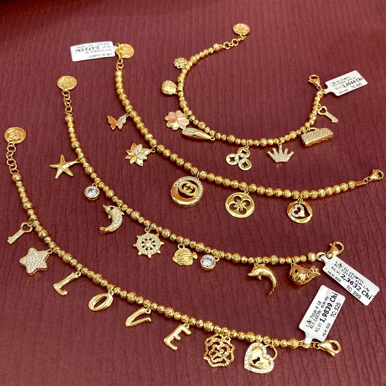 Lấc tay xinh có charm